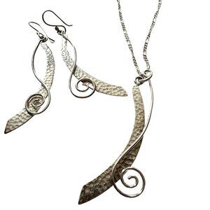 Sophisticated Harmony: Hammered Silver Earrings and Necklace Set